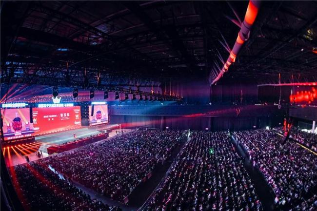 小伙2分鐘吃73根辣條贏7300元 全國“麻辣王”誕生