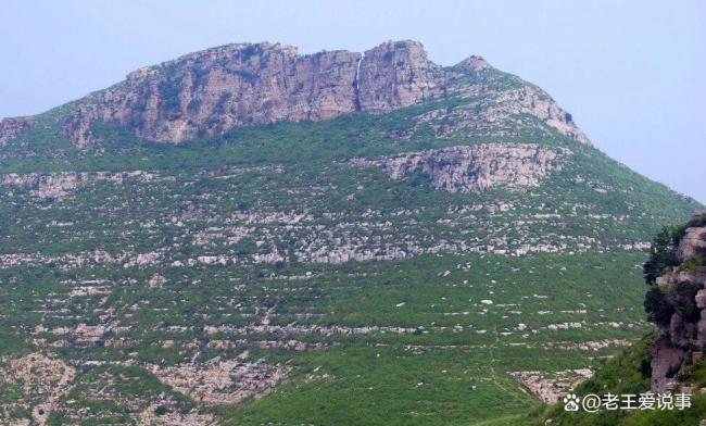 山東濰坊多名男子跳過近3米遠(yuǎn)高崖 勇氣與風(fēng)險(xiǎn)并存