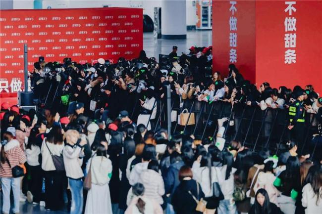 小伙2分鐘吃73根辣條贏7300元 全國(guó)“麻辣王”誕生