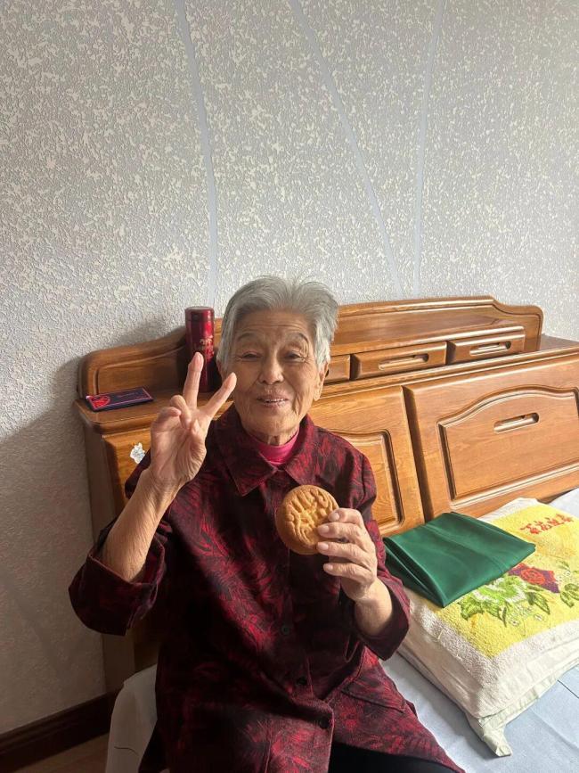 奶奶自爺爺去世9個月后變化 歲月無情催人老