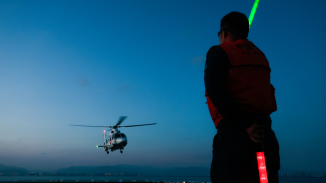 南海某海域 海警直升機(jī)展開夜間高強(qiáng)度著艦訓(xùn)練