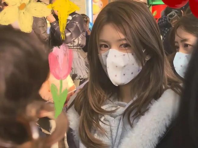 上海迪士尼偶遇赵露思 甜妹氛围感拉满