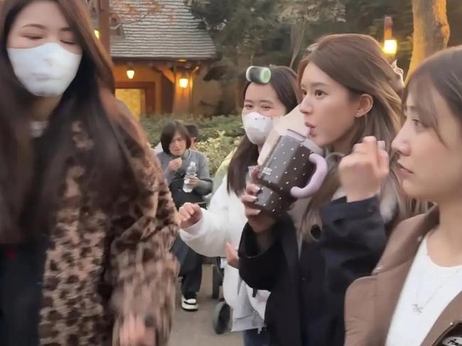 上海迪士尼偶遇趙露思 甜妹氛圍感拉滿