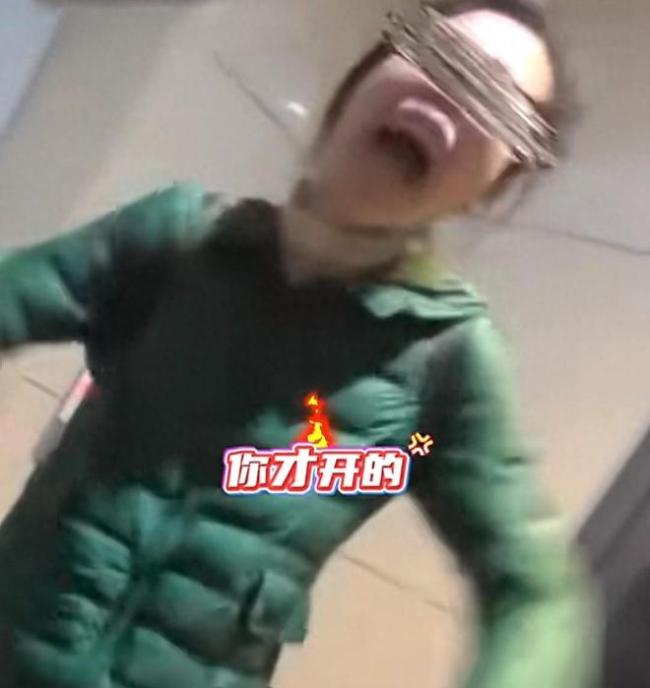 女子開遠光被鄰居閃燈提醒后破防