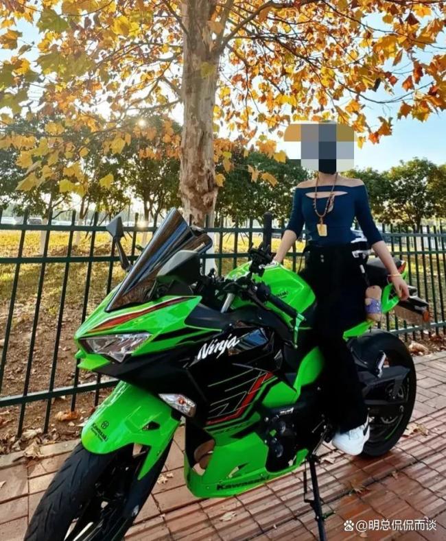 女子騎摩托正常等燈被后車男子踹倒 路怒代價高