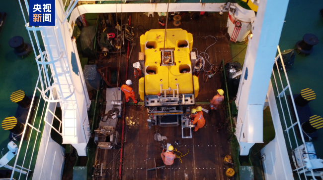 中國機器人6000米深海拍！