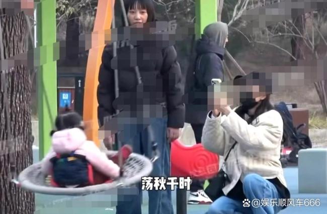 王鸥带女儿公园游玩被偶遇 温馨画面曝光
