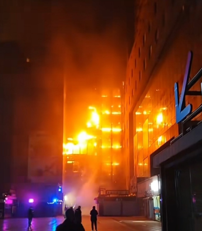 一燒烤店凌晨起火致1死 火災(zāi)隱患需警惕