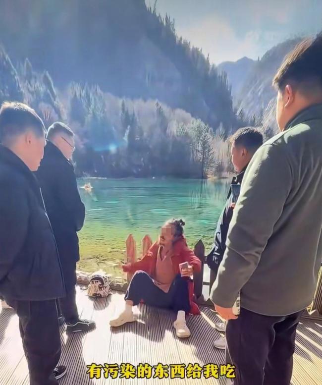 男子把玉米扔九寨溝水 游客怒斥其污染環(huán)境