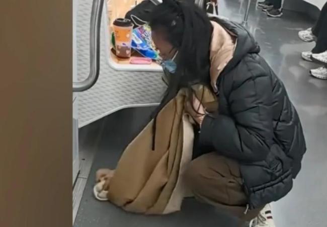 用围巾擦地女子收到新围巾 善行温暖全城