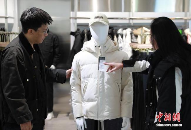 羽絨服是否越重越保暖 蓬松度和充絨量決定保暖性