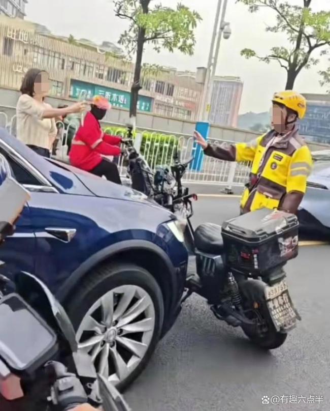 女司机连扔外卖员两份餐 尊严与生存的碰撞