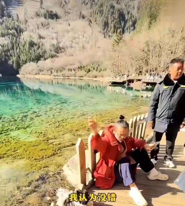 男子把玉米扔九寨溝水 游客怒斥其污染環(huán)境