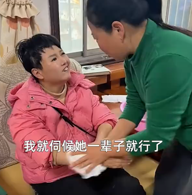 55岁婆婆五年如一日照顾植物人儿媳，最后一声妈情深似海