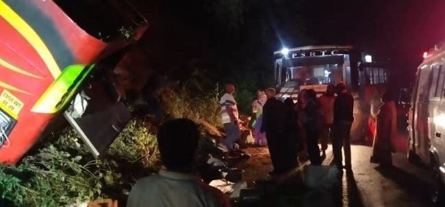 印度南部公交車墜崖 已造成9人死亡