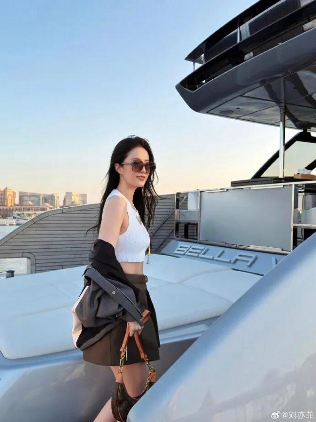 劉亦菲曬旅游照秀小蠻腰 游艇落日美照引贊
