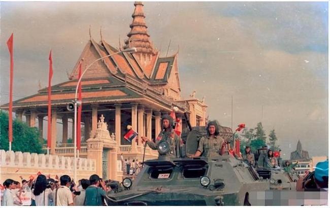 現(xiàn)場：泰軍再炸柬賭場園區(qū)裝甲車碾過牌樓