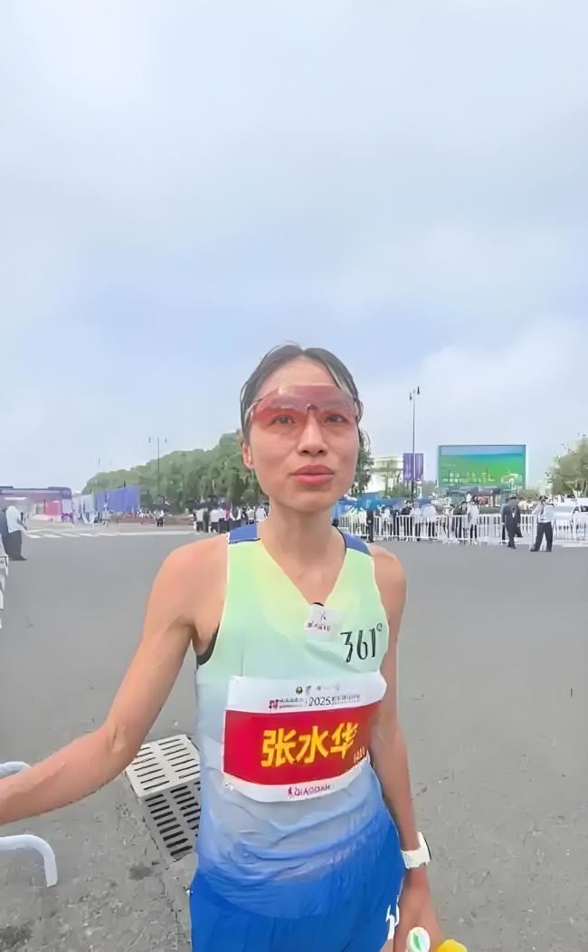 医院否认“最快女护士”离职 仍在调查违规行为