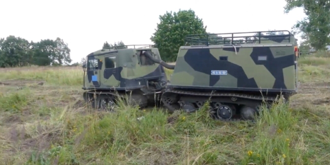 芬蘭全地形車沼澤地健步如飛，女兵叫車必須趕到