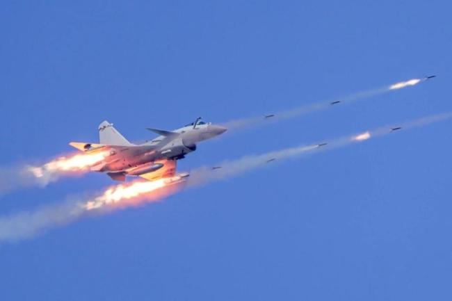 菲飞机侵入黄岩岛领空 解放军驱离 南部战区果断应对