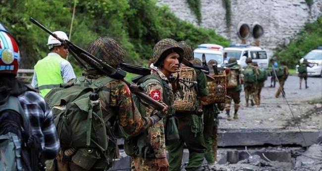 現(xiàn)場：泰軍再炸柬賭場園區(qū)裝甲車碾過牌樓