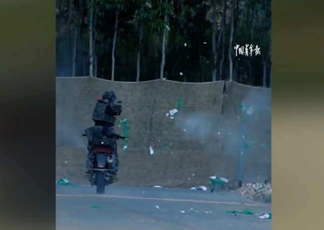 武警骑摩托射击燃爆了
