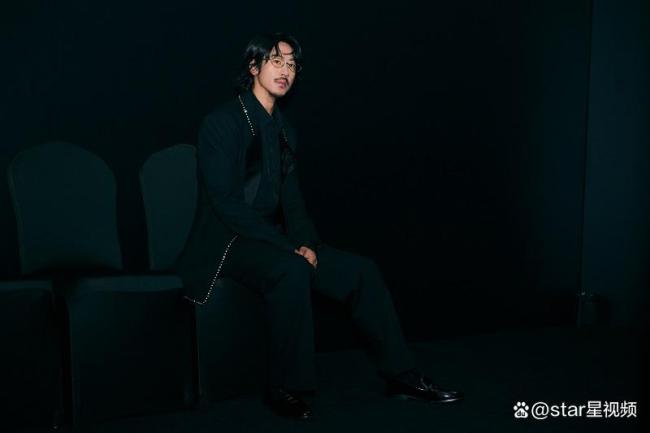 实力派MAT年度盛典 江奇霖精通蓝毯阐扬影东谈主风范