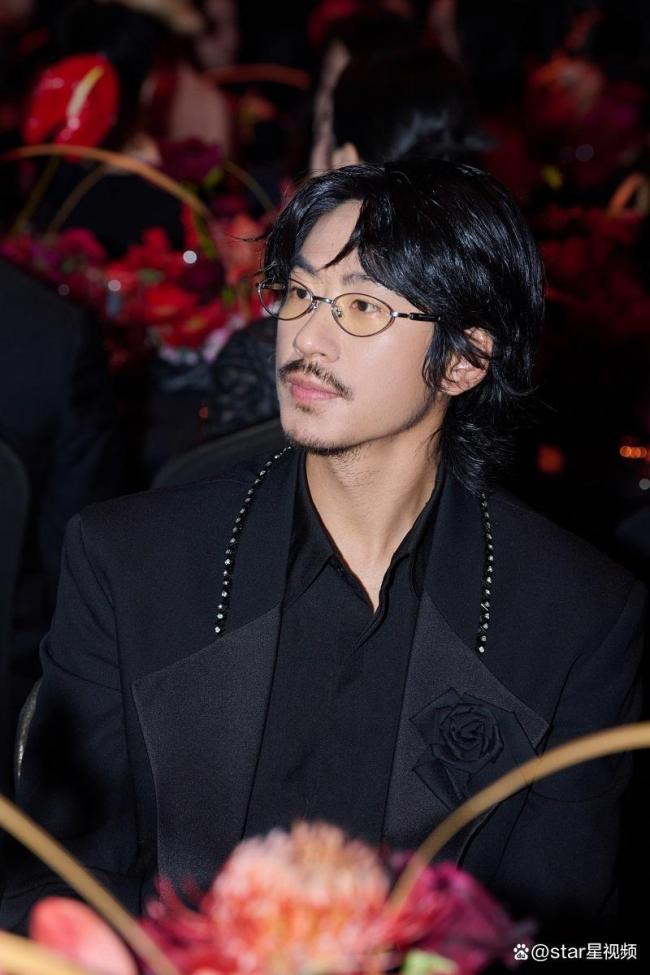 实力派MAT年度盛典 江奇霖闪耀蓝毯诠释影人风采