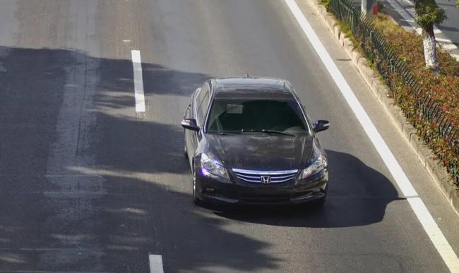 女子取300萬交給騙子警車急速攔截 警方緊急追擊成功截獲