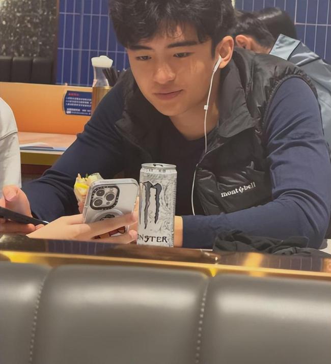 謝霆鋒張柏芝大兒子被偶遇 18歲Lucas帥氣似父