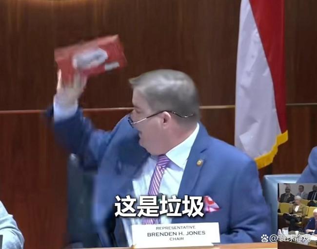 美議員一臉嫌棄扔掉美國(guó)教材 怒斥“毒教材”灌輸思想