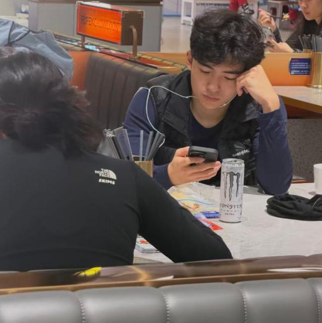 偶遇谢霆锋张柏芝大儿子 18岁Lucas深圳滑雪被拍