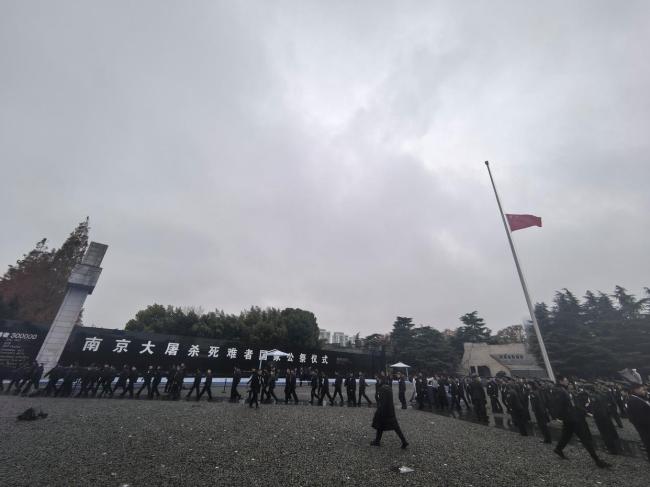 南京大屠杀遇难同胞纪念馆下半旗 铭记历史