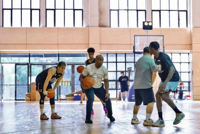 郭艾伦复出!广州龙狮迎战四川男篮揭幕战,全华班对决备受瞩目