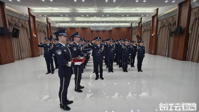 交警蔣仲超搶救12天后犧牲年僅41歲 警號(hào)封存精神永存