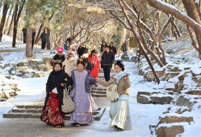 北京頤和園雪后初霽 美景吸引游人