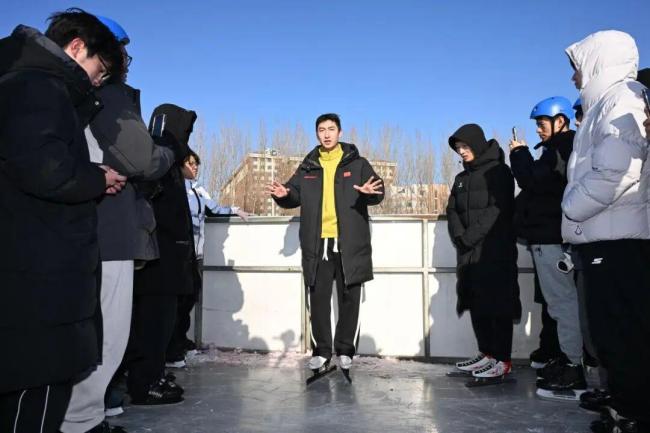 武大靖應(yīng)邀授課吉大冰雪微專業(yè) 奧運(yùn)冠軍的冰上課堂