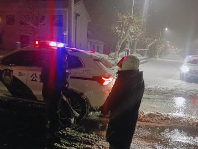 雪中多人被困山區(qū) 警方及時(shí)救援