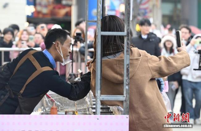 雞排哥杭州開炸千人排隊 百米長隊品嘗