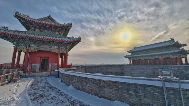 北京:大雪初霁,香山脚下团城演武厅古朴雄壮,吸引游客驻足打卡