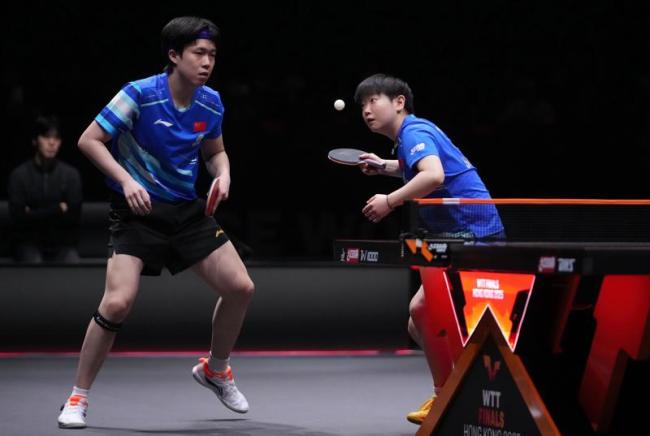 王楚欽孫穎莎領(lǐng)獎(jiǎng)官方照片 頑強(qiáng)拼搏雖敗猶榮