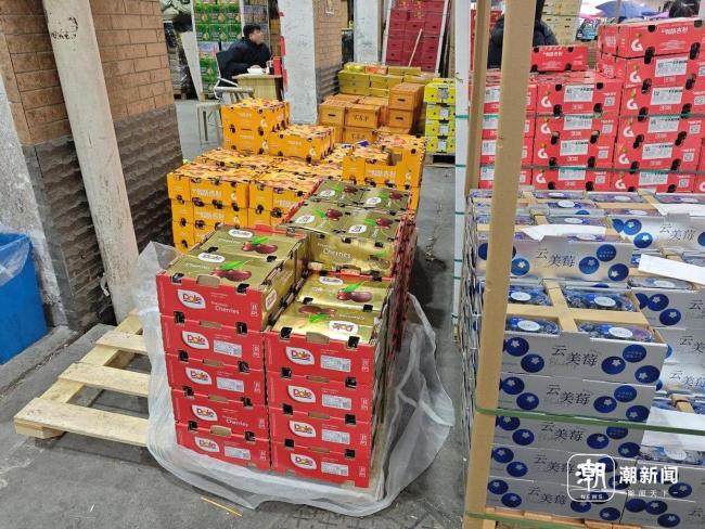 冬季頂流水果價(jià)格大跳水 車?yán)遄咏祪r(jià)市民搶購(gòu)