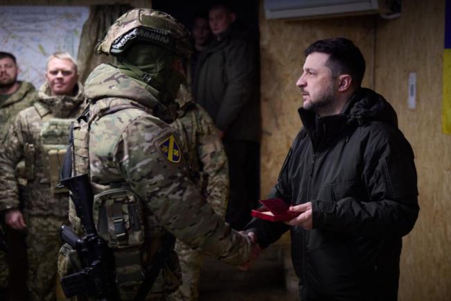 泽连斯基手持最新款iPhone在前线自拍 勇气击穿谎言