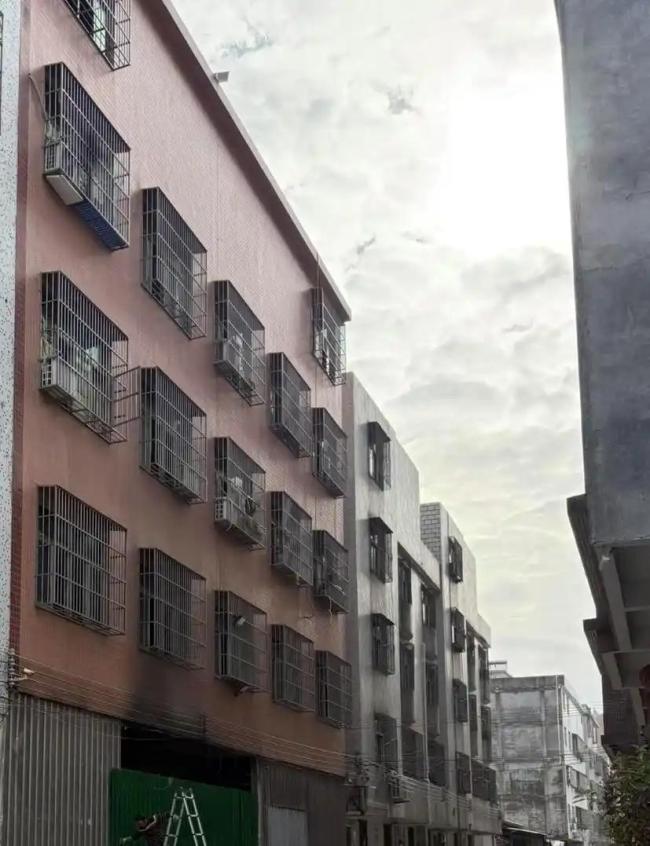 汕頭火災(zāi)獨自逃生10歲女孩整日哭 烈焰中的勇氣