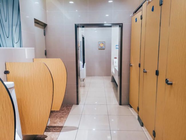 為啥公共廁所的門下都要空一截 安全與清潔的考量