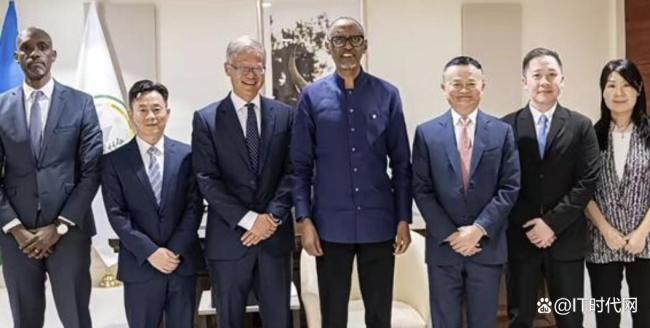 馬云現(xiàn)身非洲幫扶創(chuàng)業(yè)者 推動(dòng)當(dāng)?shù)鼐蜆I(yè)與經(jīng)濟(jì)