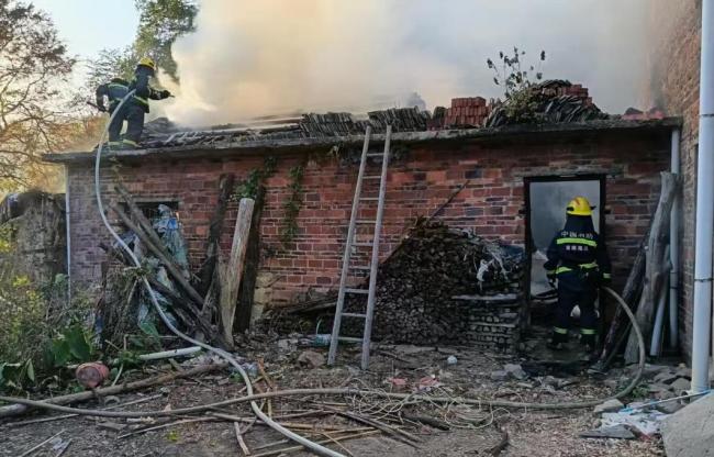 11岁的她 救了一个村 冷静报警防大火