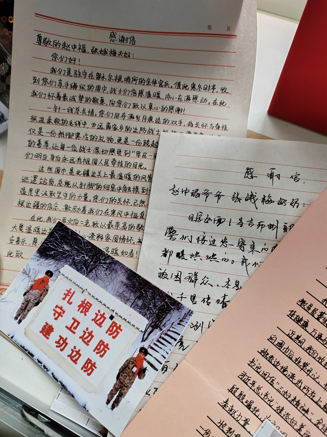 老夫妻17年為邊防官兵織上萬條圍巾 一針一線傳遞溫暖