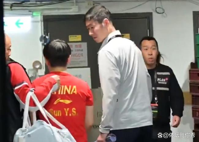 孫穎莎現(xiàn)身機場 因傷提前返京