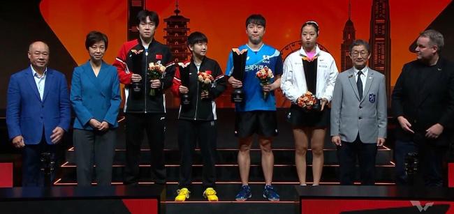 张怡宁关心孙颖莎伤势 偶像颁奖暖心鼓励